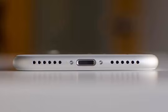 Cổng Lightning, vốn xuất hiện từ thế hệ iPhone 5 tiếp tục được sử dụng trên iPhone 2019. Ảnh: Digital Trends.