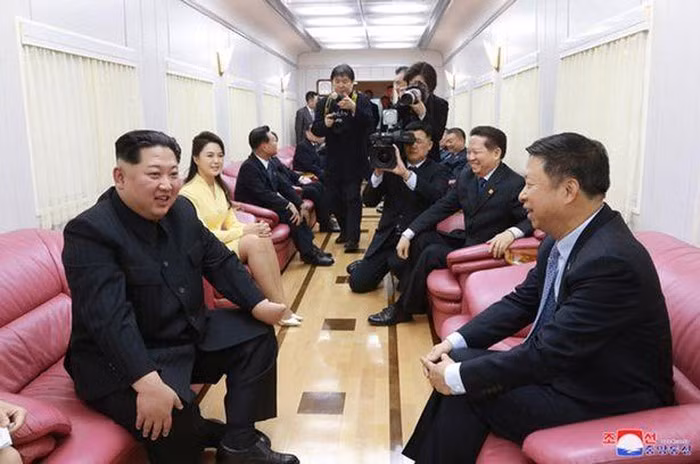  Ông Kim Jong-un và phu nhân Ri Sol-ju trên đoàn tàu trong chuyến thăm Bắc Kinh năm ngoái.