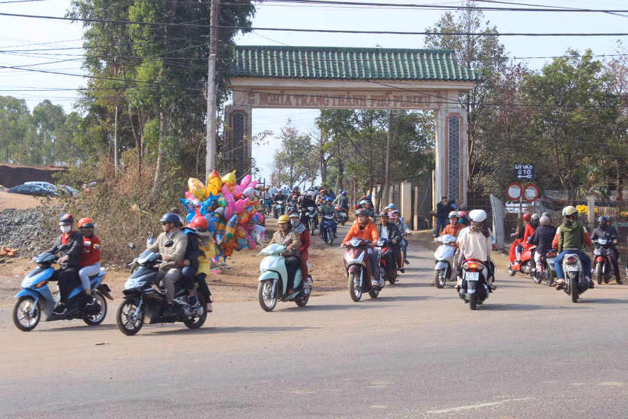  Dòng người đổ về nghĩa trang TP. Pleiku ngay từ sáng sớm. Ảnh: Ngọc Thu.