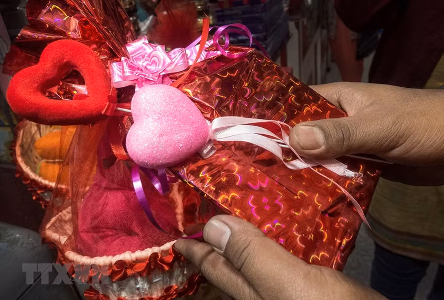 Quà tặng cho ngày Lễ Tình yêu 14/2 được bày bán tại Kolkata, Ấn Độ.
