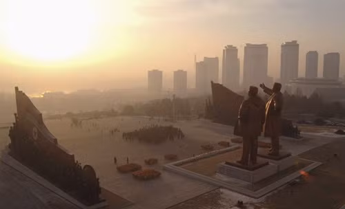Tượng đài của các vị lãnh đạo tại Bình Nhưỡng, Triều Tiên. Ảnh: Business Insider. Tượng đài của các vị lãnh đạo tại Bình Nhưỡng, Triều Tiên. Ảnh: Business Insider.