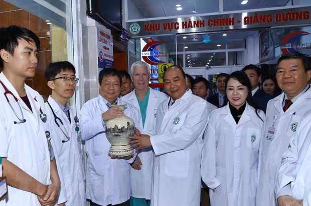  Thủ tướng Nguyễn Xuân Phúc tặng quà các bác sĩ bệnh viện Bạch Mai. (Ảnh: Thống Nhất/TTXVN)