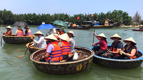 Khách du lịch tấp nập ở Cẩm Thanh vào những ngày cuối tuần.