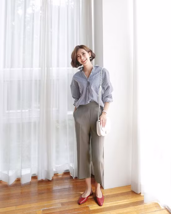 Những mẫu sơ mi kẻ sọc đang được dự báo sẽ 'lên ngôi' ở xu hướng thời trang xuân hè 2019. Trang phục này khi được kết hợp cùng quần âu, quần suông tông màu đơn sắc sẽ khiến người mặc trở nên thanh mảnh hơn. 