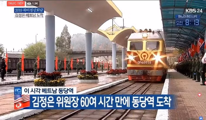  Chủ tịch Kim Jong-un trên đoàn tàu bọc thép chống đạn. Ảnh KBS