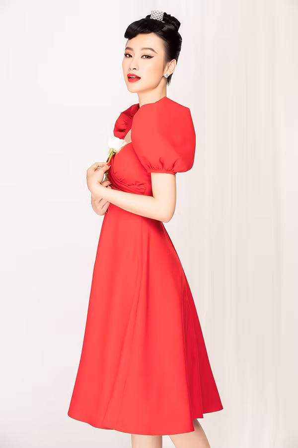  Ngoài tông màu đậm chất 'bánh bèo' là hồng và trắng, Phương Trang còn chọn thêm sắc đỏ để đêm tiệc Valentine thêm nồng cháy.
