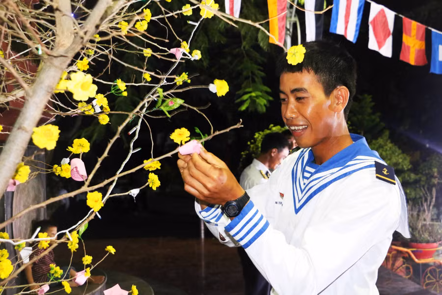 Các cán bộ chiến sĩ rất hào hứng với phần thi hái hoa dân chủ. Ảnh: Quang Tấn