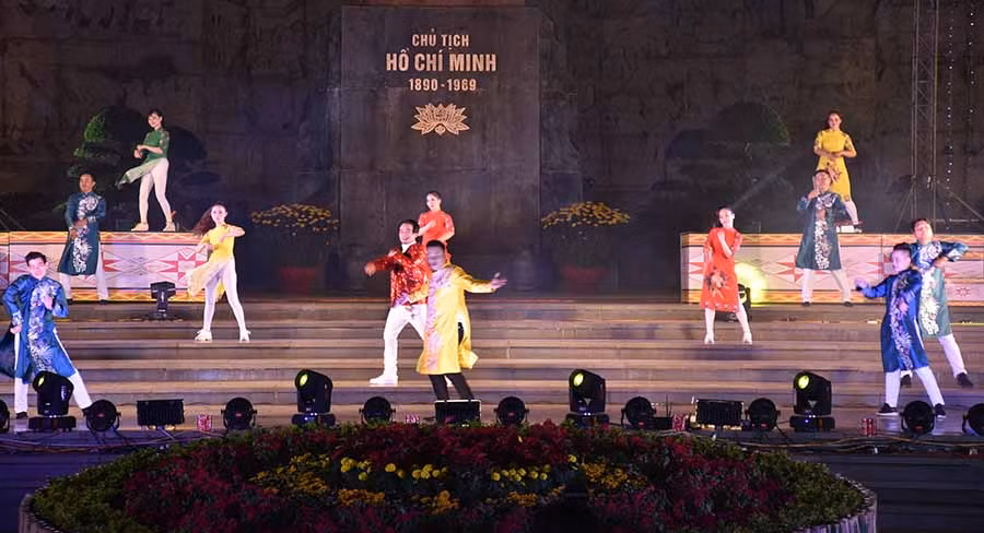 Bài hát Vị quê nhà sôi động. Ảnh: Nguyễn Tú