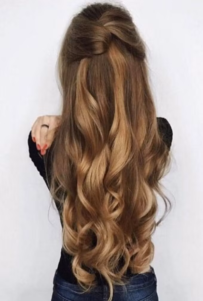 Chỉ hai lọn tóc được cài vắt chéo cách điệu cũng đủ để mái tóc dài thêm phần cuốn hút.