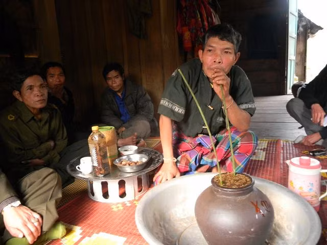 Người Ca Coong nay cũng ăn Tết cổ truyền, cùng uống rượu cần và nghe kể chuyện lịch sử, nguồn cội.