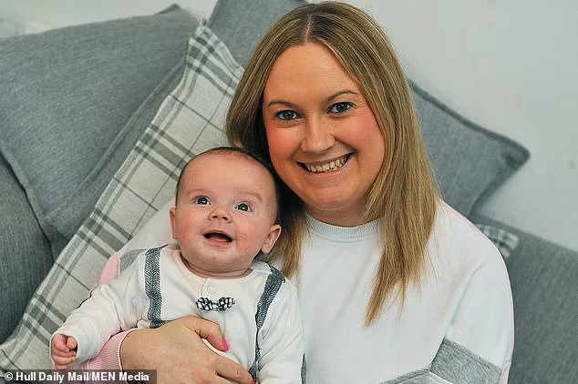 Samantha hạnh phúc khi được làm mẹ sau 4 lần bị sảy thai. Ảnh: Dailymail.