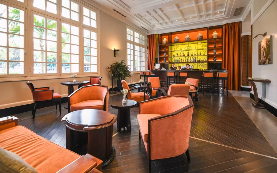  Quầy bar mới được chuyển sang bên trái của dinh thự. Từ những năm 1950 cho đến cuối thế kỷ XX, tòa nhà số 5 Lê Lợi trở thành nhà khách chính phủ, hoạt động như một khách sạn 3 sao. Vào những năm 2000, một nhà đầu tư người Pháp đã mua lại một phần khách sạn và tái phát triển, xây dựng thêm một số hạng mục như ngày nay.