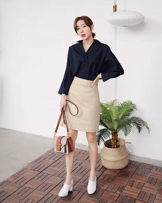  Những mẫu chân váy cũng là trang phục được phái đẹp công sở ưa chuộng, bởi chúng có thể phối hợp cùng nhiều mẫu áo có kiểu dáng khác nhau.