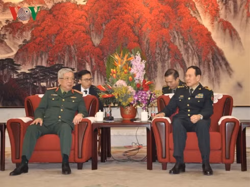Thứ trưởng Bộ Quốc phòng Nguyễn Chí Vịnh (trái) và Bộ trưởng Bộ Quốc phòng Trung Quốc Ngụy Phượng Hòa.