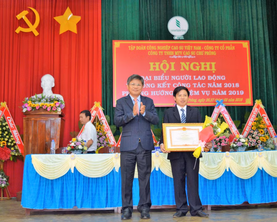Ông Trần Trung Căn-Phó Tổng Giám đốc Công ty nhận bằng khen của Thủ tướng Chính phủ. Ảnh: Đinh Yến