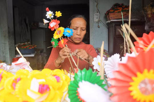 Công đoạn để làm thành 1 cành hoa giấy hoàn chỉnh cần sự tỉ mĩ, khéo léo của người thợ