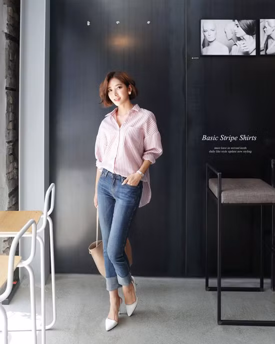 Để phối đồ đi làm trong vòng 'một nốt nhạc' bạn gái chỉ cần chọn chiếc sơ mi thẳng thớm và diện cùng jeans ống côn. Phụ kiện đi kèm là giầy cao gót và mẫu túi xách tay có tông màu hài hòa. 