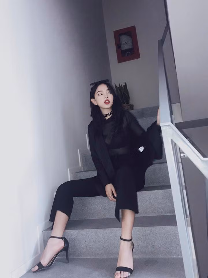 Châu Bùi cá tính với set đồ đen được phối hợp từ chiếc áo vải sheer gợi cảm, quần tây cắt gấu, blazer và vòng cổ choker lấp lánh.