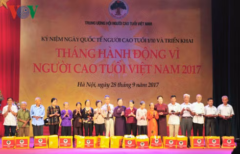 Chủ tịch Quốc hội Nguyễn Thị Kim Ngân và Chủ tịch Hội Người cao tuổi Phạm Thị Hải Chuyền tặng quà cho người cao tuổi có hoàn cảnh đặc biệt khó khăn. Chủ tịch Quốc hội Nguyễn Thị Kim Ngân và Chủ tịch Hội Người cao tuổi Phạm Thị Hải Chuyền tặng quà cho người cao tuổi có hoàn cảnh đặc biệt khó khăn.