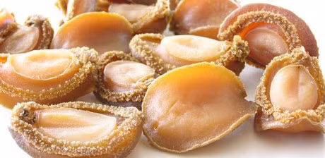 Các loại bào ngư sấy khô giá từ 6 triệu đồng/kg, cá biệt bào ngư cổ khiếu Phú Quốc sấy khô giá từ 11-15 triệu đồng/kg.