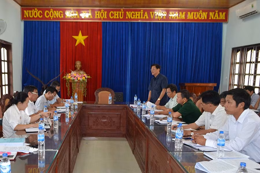 Lãnh đạo huyện Krông Pa báo cáo với tổ công tác HĐND tỉnh. Ảnh: Lê Nam Lãnh đạo huyện Krông Pa báo cáo với tổ công tác HĐND tỉnh. Ảnh: Lê Nam