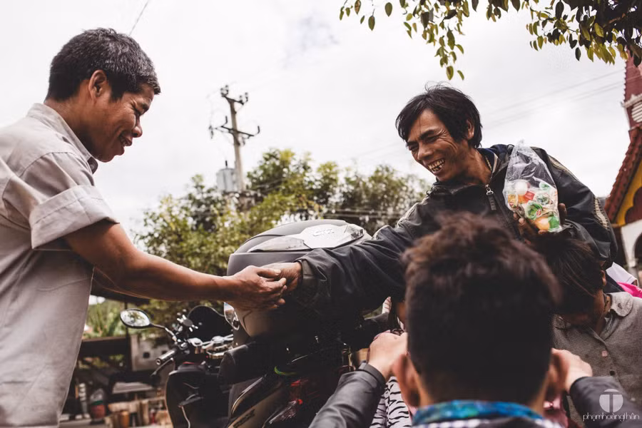 Các bố tự chia phần thạch rau câu đem về cho các bé - Ảnh: P.H.T