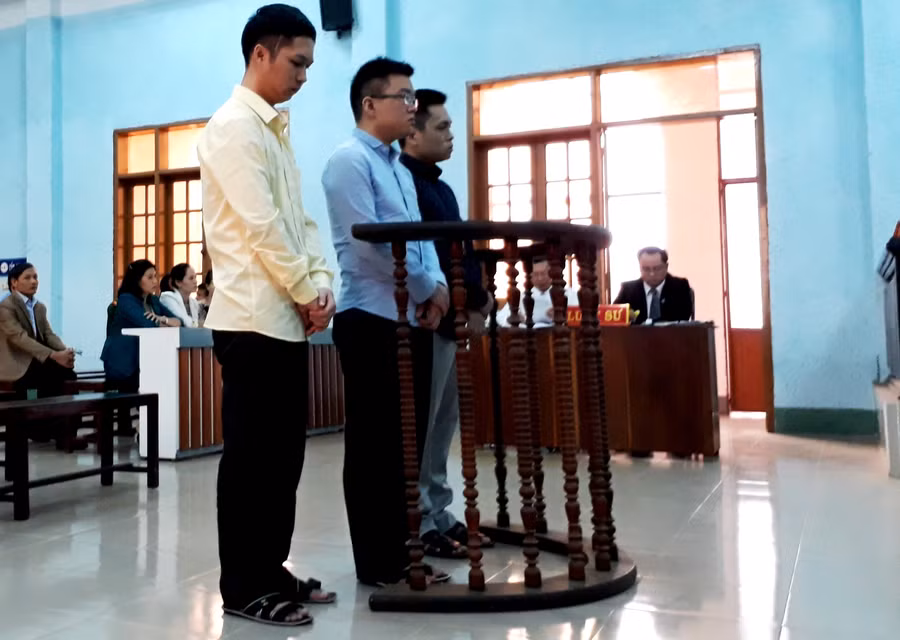  Ba bị cáo tại phiên tòa xét xử. Ảnh: Văn Ngọc 