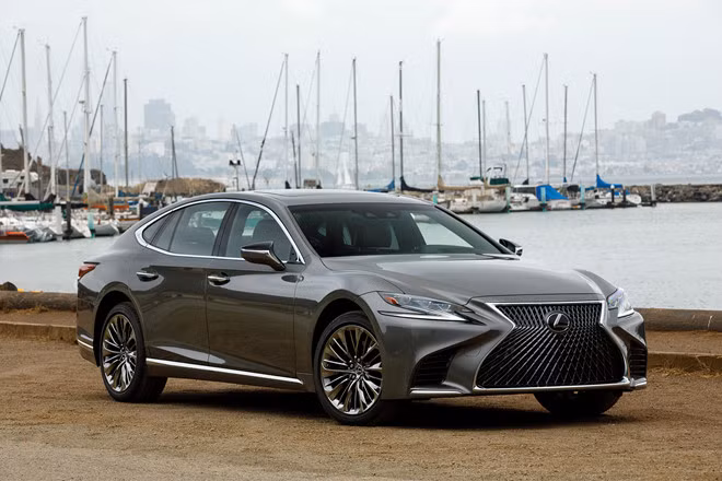 Lexus LS 2018 rẻ hơn đối thủ Mercedes-Benz S-Class và BMW 7-Series tại thị trường Mỹ.