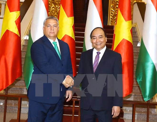 Thủ tướng Nguyễn Xuân Phúc và Thủ tướng Hungary Orbán Viktor chụp ảnh chung trước giờ hội đàm.