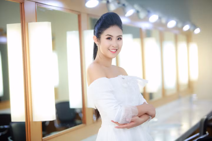 Trong ngày mở màn của Tuần lễ thời trang xuân hè Việt Nam 2018 diễn ra vào tối 29/9 tại Đài Truyền hình Việt Nam, Hoa hậu Ngọc Hân đã trình làng bộ sưu tập mới với tên gọi 'Tình yêu đầu tiên'.