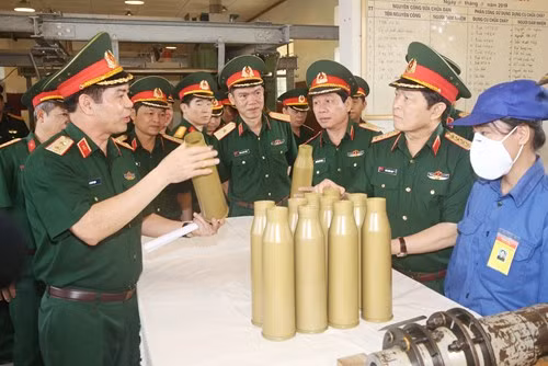 Đại tướng Ngô Xuân Lịch xem xét sản phẩm sửa chữa của Xưởng X264, Cục Quân khí, Tổng cục Kỹ thuật.