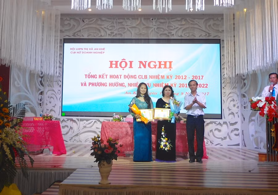 Ông Nguyễn HùUBND thị xã An Khê tặng giấy khen cho cá nhân có thành tích xuất sắc. Ảnh: Mộc Trà