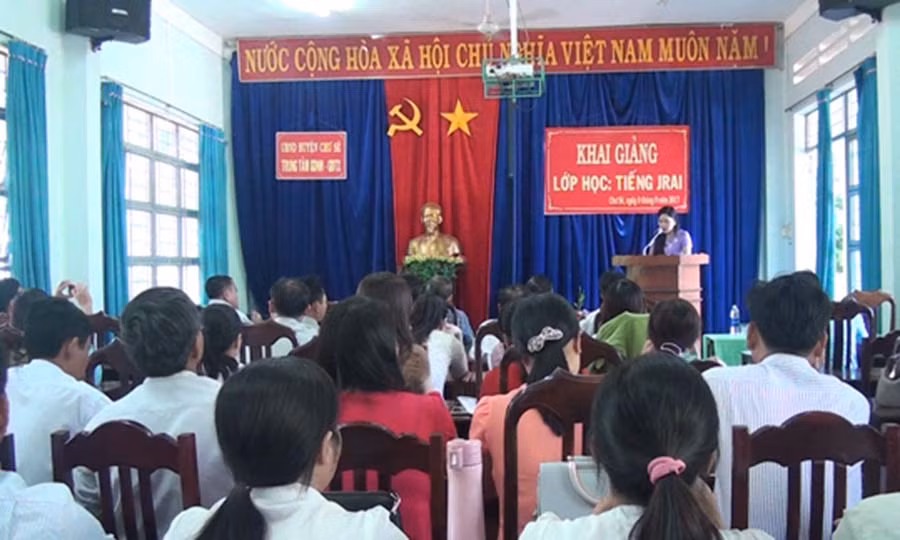 Lễ khai giảng lớp đào tạo tiếng Jrai. Ảnh: Mỹ Đức Lễ khai giảng lớp đào tạo tiếng Jrai. Ảnh: Mỹ Đức