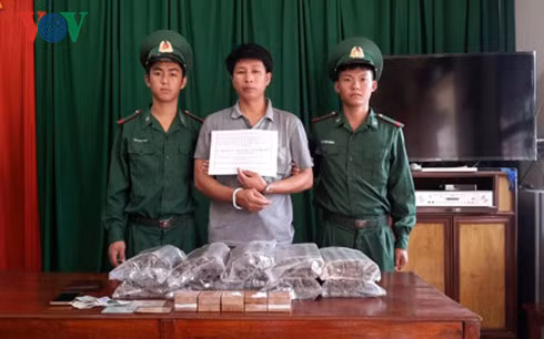 Đối tượng và tang vật tại cơ quan điều tra.