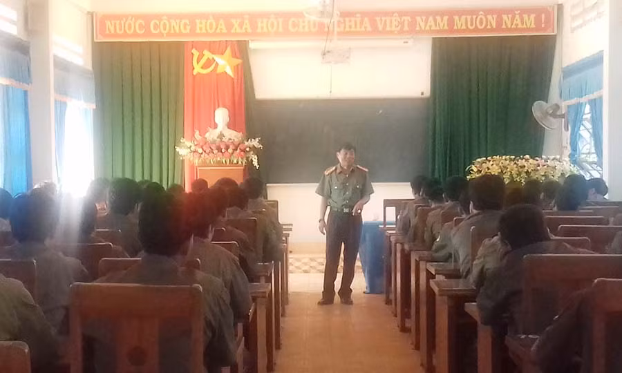  Đại tá Nguyễn Quý-Trưởng phòng Xây dựng phong trào “Toàn dân bảo vệ an ninh Tổ quốc” Công an tỉnh Gia Lai quán triệt Chuyên đề số 06 tới các học viên. Ảnh: Mỹ Duyên