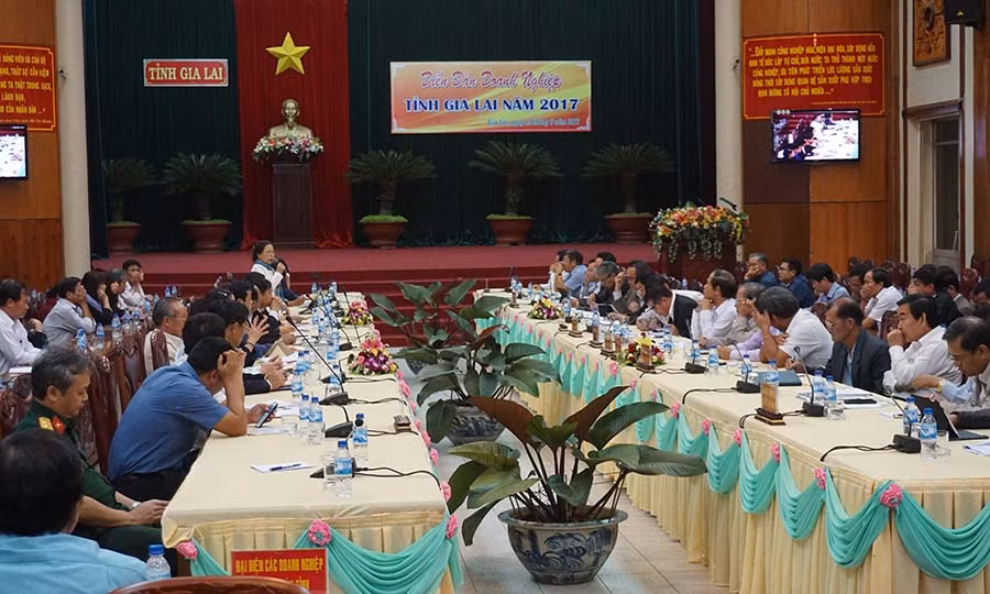 Lãnh đạo tỉnh lắng nghe phản ánh của doanh nghiệp tại Diễn đàn. Ảnh: Hà Duy Lãnh đạo tỉnh lắng nghe phản ánh của doanh nghiệp tại Diễn đàn. Ảnh: Hà Duy