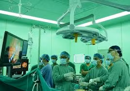  Các bác sĩ phẫu thuật nội soi cho bệnh nhân bị ung thư đại trực tràng