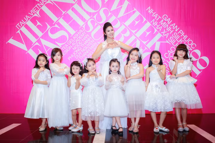 Sự kiện này cũng là lần đầu tiên Ngọc Hân xuất hiện sau nghi vấn chuẩn bị kết hôn cách đây ít ngày. Tin đồn xuất phát từ việc một nhiếp ảnh gia đăng tải trên trang cá nhân bức ảnh Ngọc Hân diện váy cưới, tình cảm bên một chàng trang trai lạ mặt. Trước ồn ào này, Ngọc Hân từ chối trả lời bởi từ trước tới nay, cô chưa một lần công khai chuyện tình cảm trên mặt báo và sống khá khép kín về đời tư.