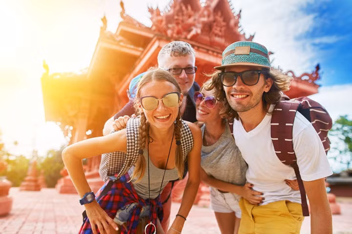 Sự giúp đỡ lúc khó khăn: Thỉnh thoảng, bạn sẽ cần đến sự giúp đỡ khi đi du lịch. Chẳng hạn lúc bạn đi vệ sinh và nhờ ai đó trông coi đồ hộ hay túi hành lý quá nặng cần người xách cùng hoặc lúc bạn ốm đau thì rất cần người ở bên chăm sóc. Đó là một trong những điều bất lợi khi bạn đi du lịch một mình.