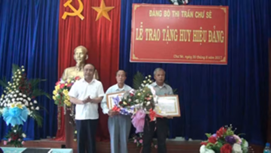  Đồng chí Nguyễn Hồng Hà trao huy hiệu Đảng cho đảng viên. Ảnh: Mỹ Đức