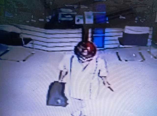 Chân dung nghi phạm dùng súng cướp ngân hàng - Ảnh: Trích từ camera ngân hàng Chân dung nghi phạm dùng súng cướp ngân hàng - Ảnh: Trích từ camera ngân hàng