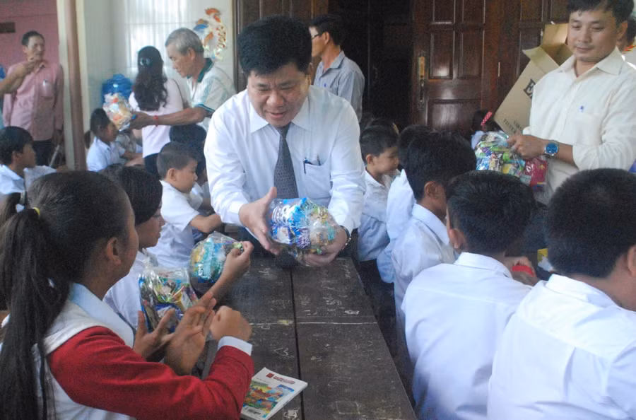 Tặng quà cho trẻ em người Việt Nam tại Ratanakiri. Ảnh: Nguyễn Tú Tặng quà cho trẻ em người Việt Nam tại Ratanakiri. Ảnh: Nguyễn Tú