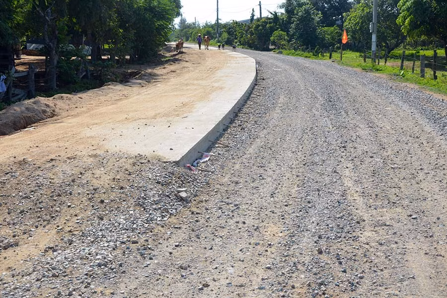 Đường liên xã Ia Mláh-Đất Bằng thi công dang dở, kéo dài, ảnh hưởng việc đi lại của người dân. Ảnh: Đức Phương