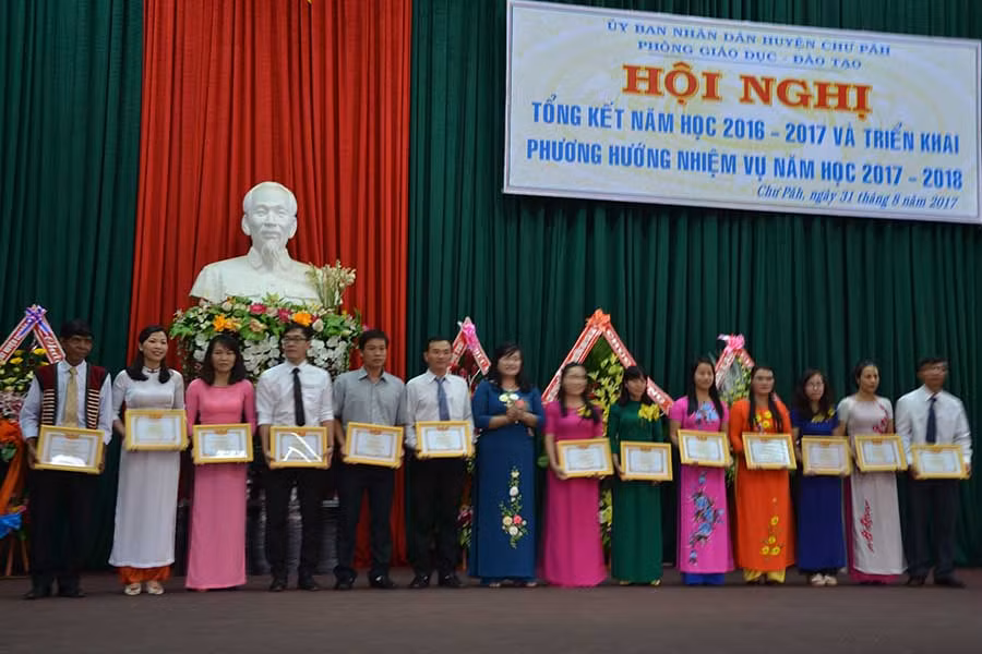  Chú thích ảnh: Phòng GD-ĐT huyện Chư Pah trao giấy khen cho các cá nhân có thành tích xuất sắc trong năm học 2016-2017. Ảnh: N.T