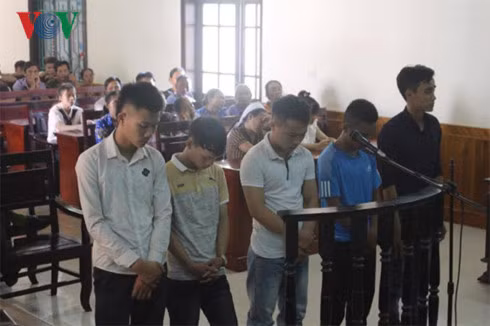 Các bị cáo tại phiên xét xử.