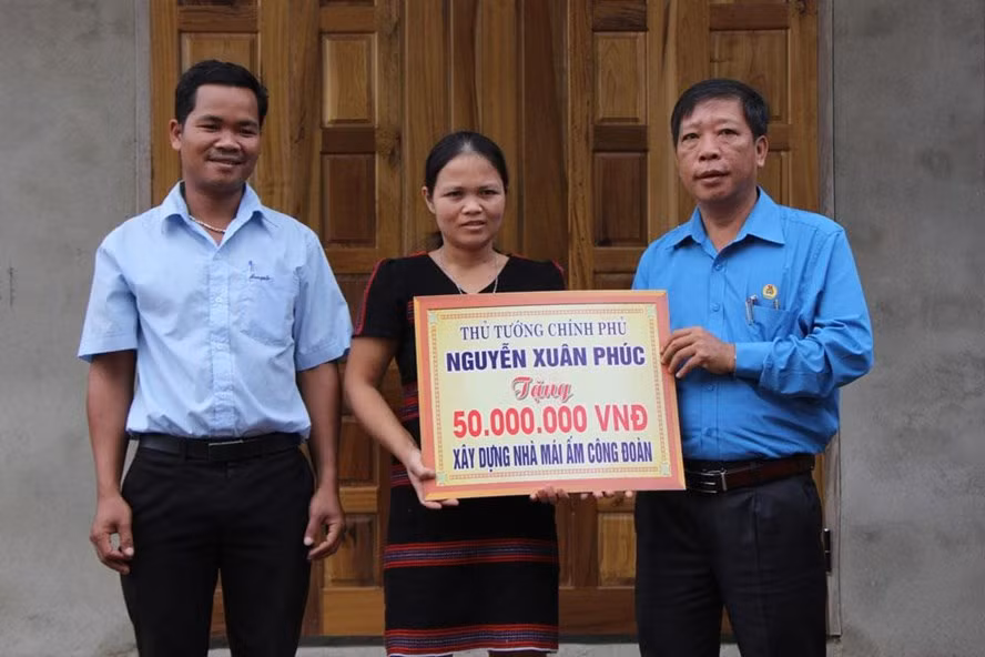 Niềm vui của vợ chồng anh Thước khi nhận được món quà từ Thủ tướng.