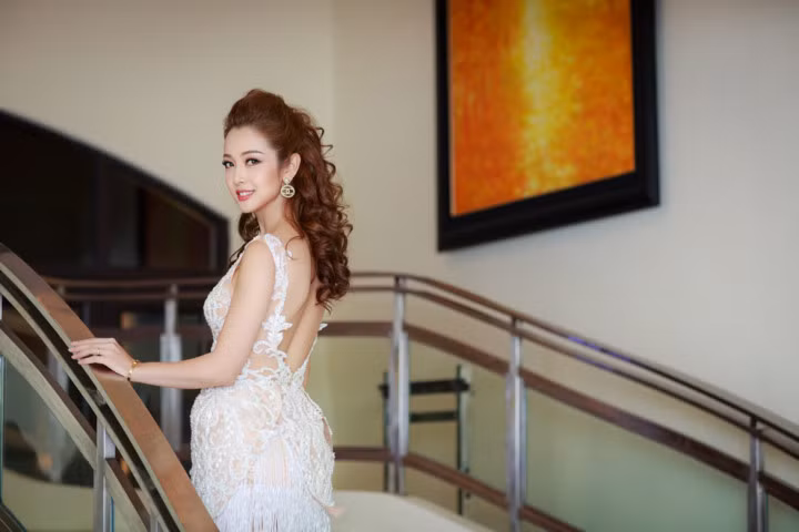 Nhan sắc và vóc dáng của của Jennifer Phạm khiến nhiều người phải ghen tị khi biết cô đã là mẹ của 3 nhóc tì.