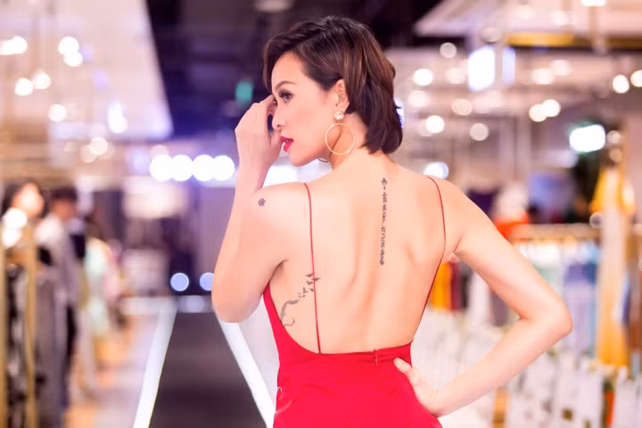 Dòng chữ tiếng Phạn có ý nghĩa 'Ngọc trong sen, Phật trong tim' như lời nhắc nhở cô phải giữ gìn các đức tính như sự hiền lành, ngay thẳng, lương thiện.