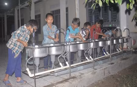 Mỗi học sinh bán trú được hưởng chế độ hàng tháng là 520.000 đồng và 15 kg gạo. Ảnh: M.T Các rm được ràn luyên