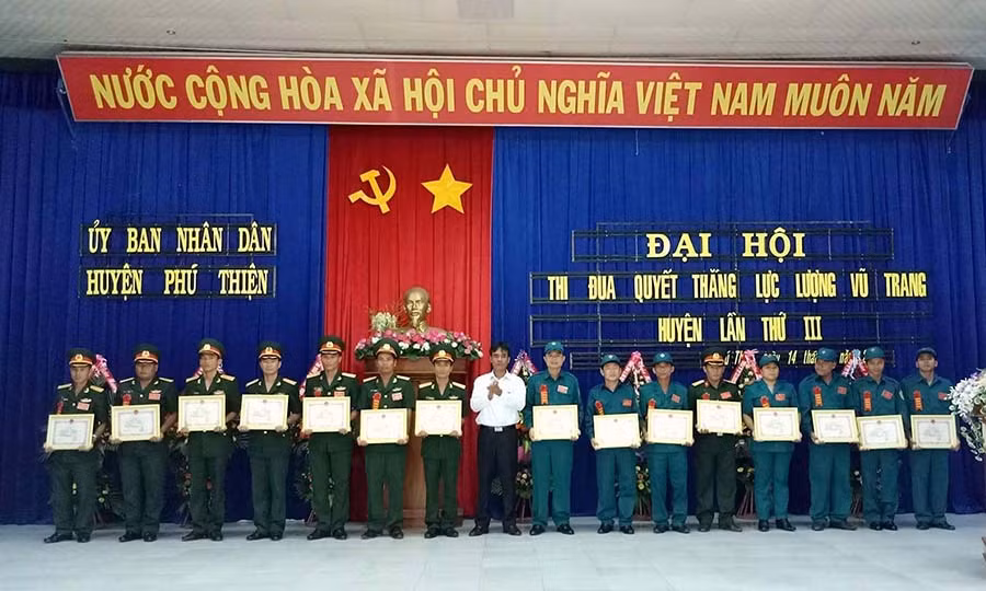 Trao giấy khen cho các tập thể, cá nhân. Ảnh: Phan Dũng Trao giấy khen cho các tập thể, cá nhân. Ảnh: Phan Dũng